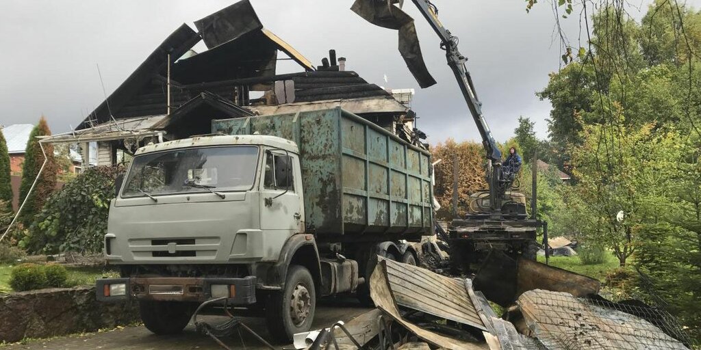 Вывоз мусора после пожара с утилизацией в Старом Осколе в октябре