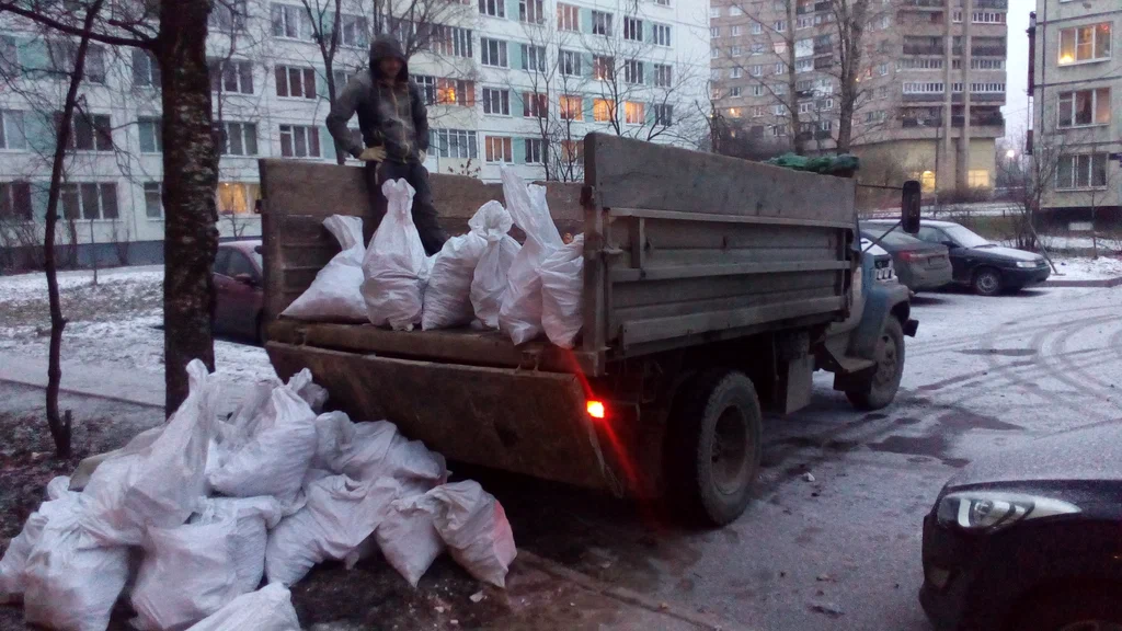 Вывоз мусора в мешках в Старом Осколе в октябре