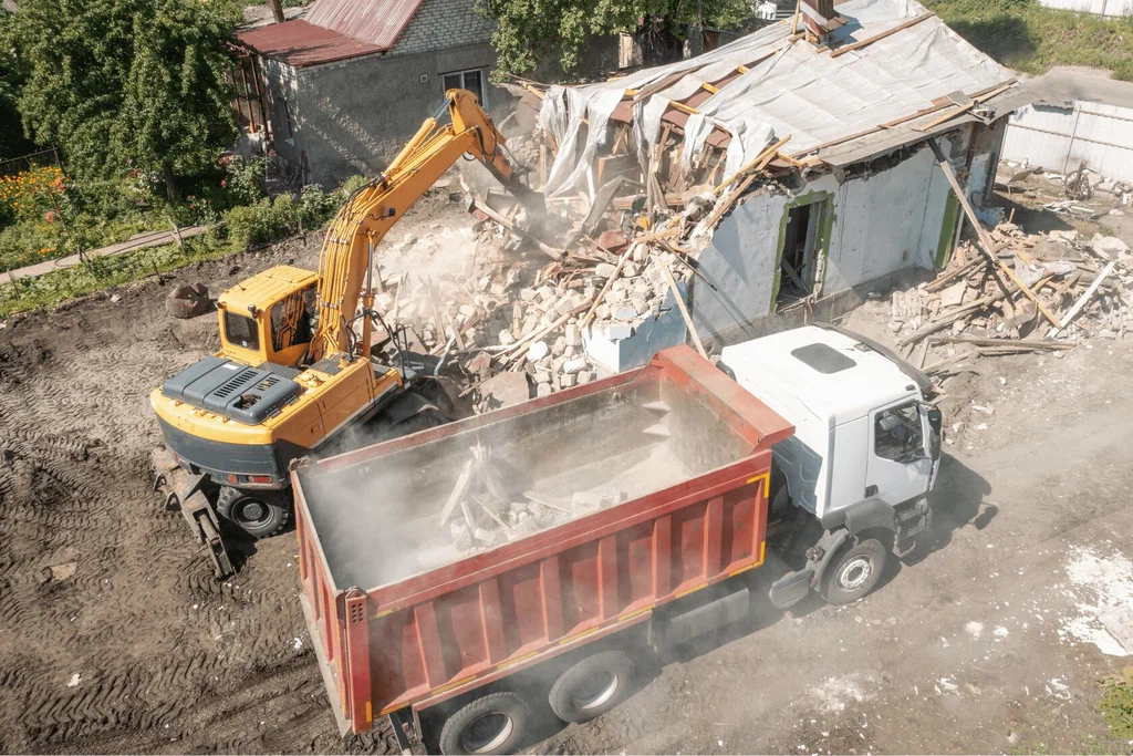 Вывоз мусора после сноса зданий с выездом в Старом Осколе в октябре