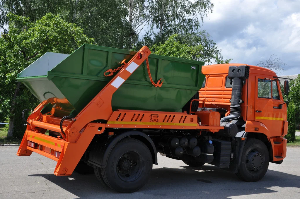 Заказ бункеровоза для вывоза мусора и отходов в Старом Осколе в октябре