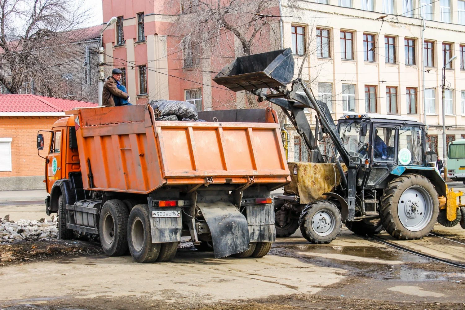Вывоз мусора Камазом в Старом Осколе – аренда и заказ Камаза 10 тонн от 2377 руб. в ПроМусор