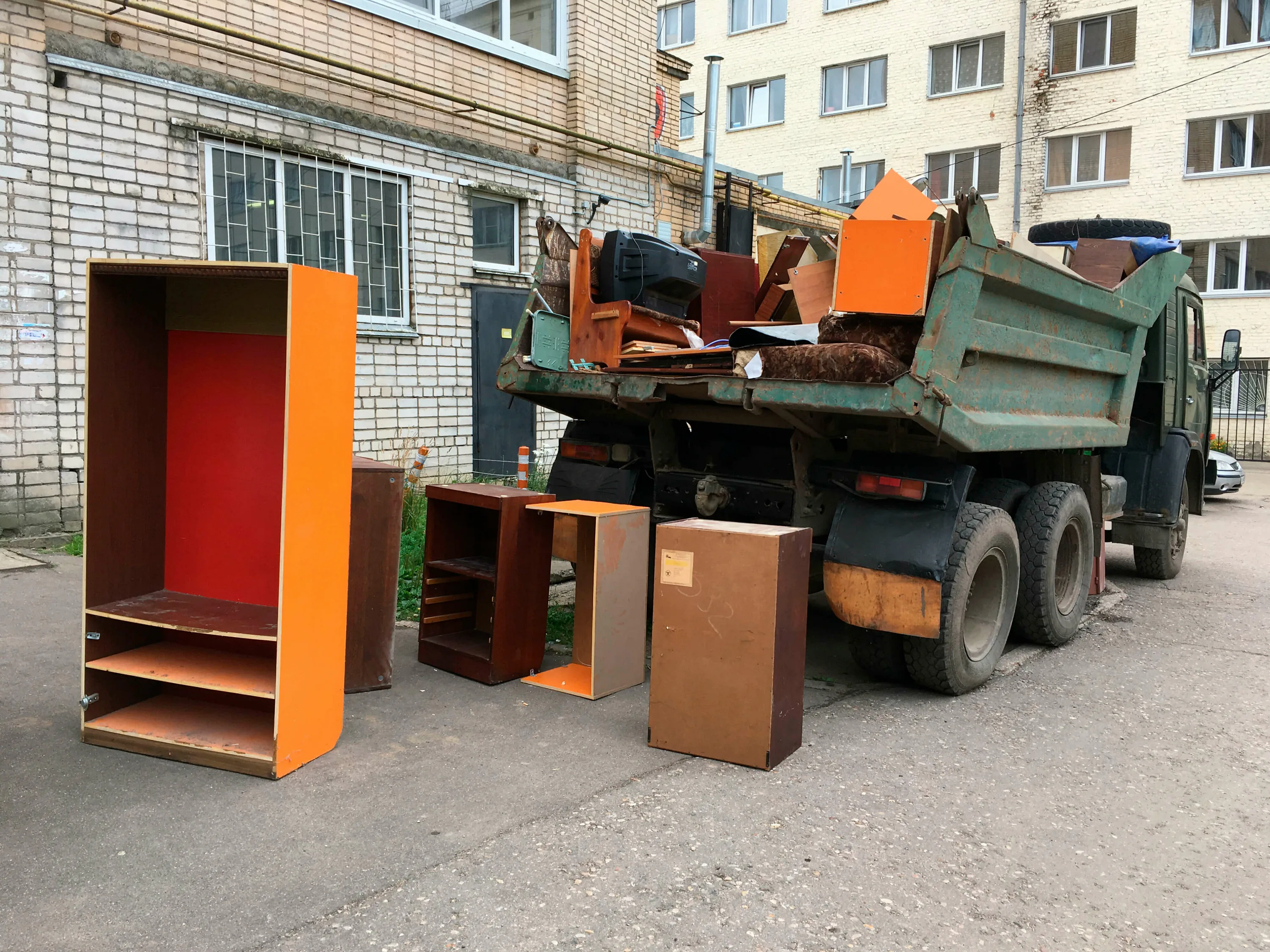 Утилизация старой мебели с вывозом и разбором в Старом Осколе в октябре