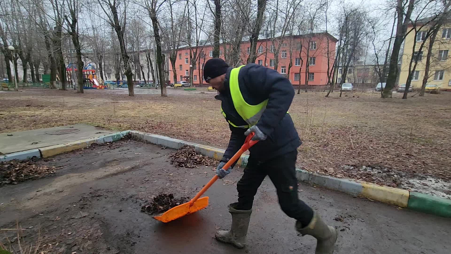 Уборка территорий в Старом Осколе в октябре