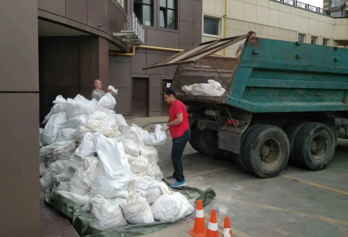 Вывоз мусора из подвала в Старом Осколе от ПроМусор – уборка, разбор завалов и очистка, цены от 2428 руб