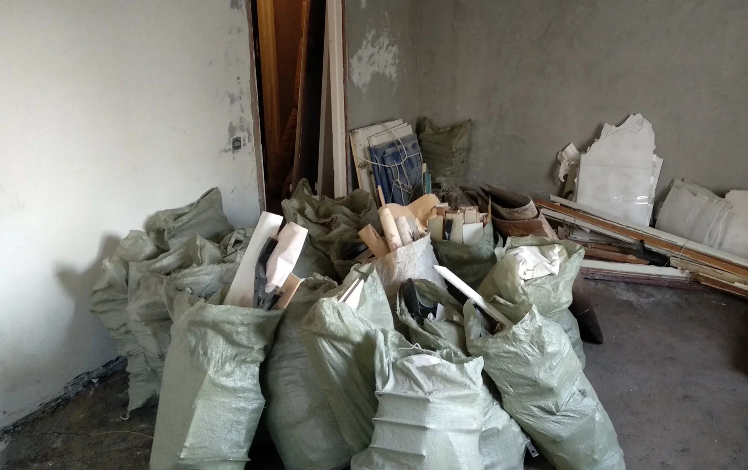Уборка строительного мусора с вывозом и утилизацией в Старом Осколе в октябре