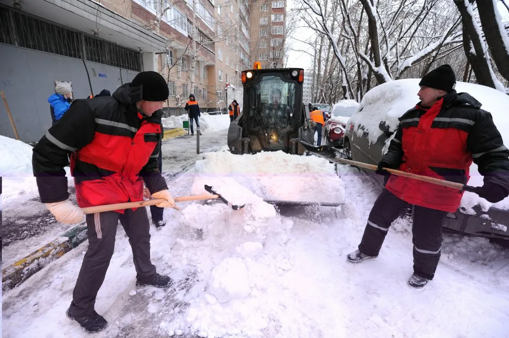 Очистка дворов от снега с гарантией результата в Старом Осколе в октябре