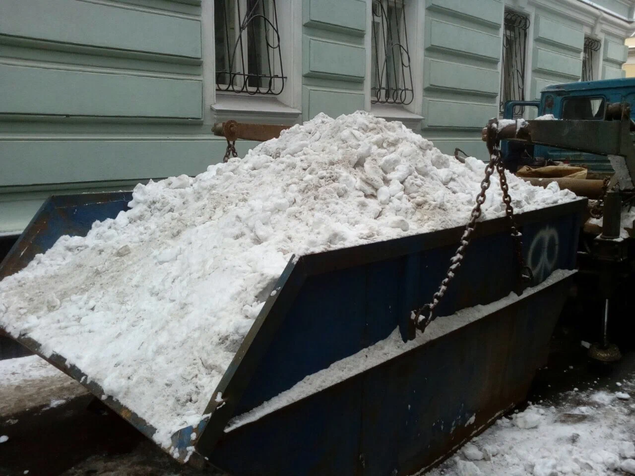 Вывоз снега контейнерами в Старом Осколе в октябре
